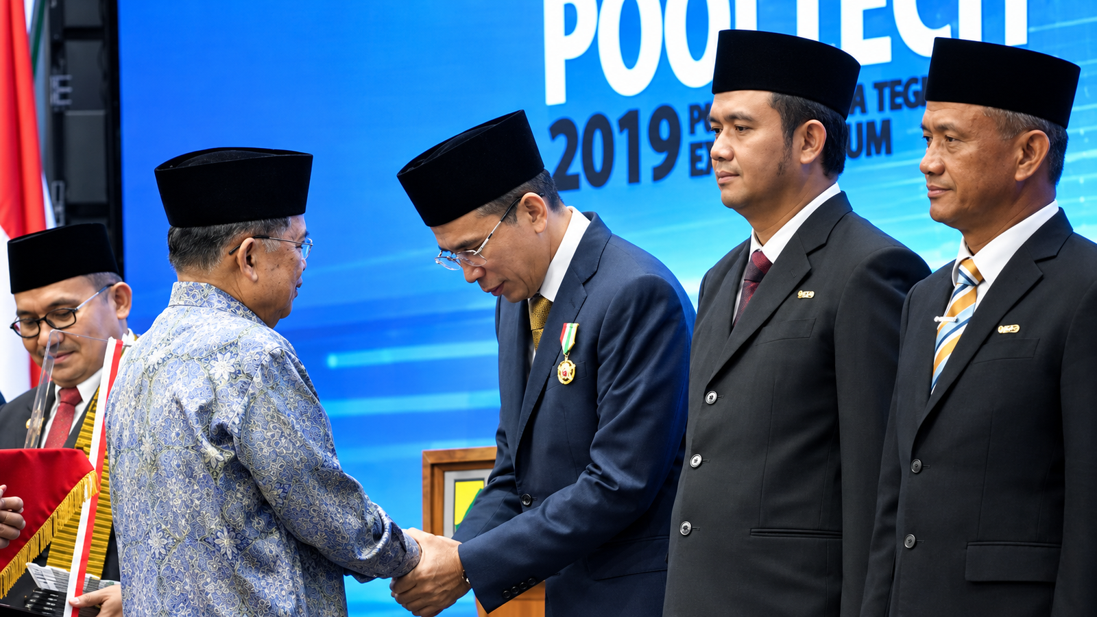 TGB Raih Penghargaan Satyalancana Karya Bhakti Praja Nugraha Dari Negara