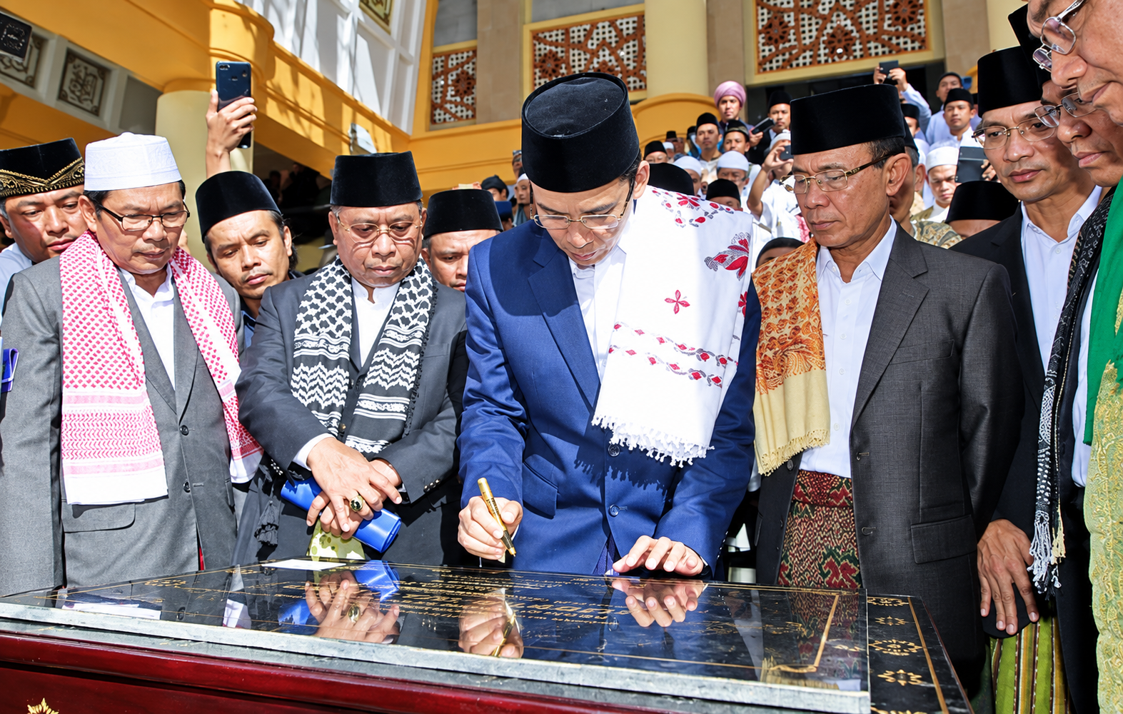 TGB Resmikan Islamic Center NTB